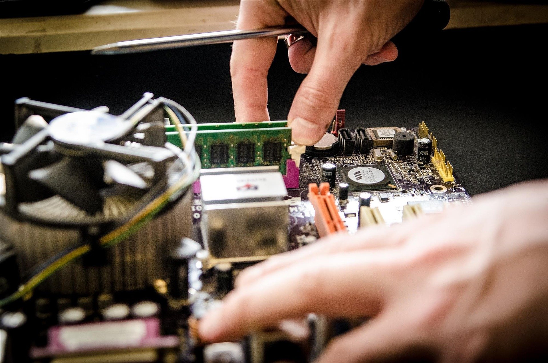 Wir bringen Ihre Hardware wieder zum Laufen.